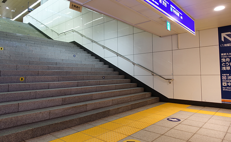 着工前の北千住駅の階段